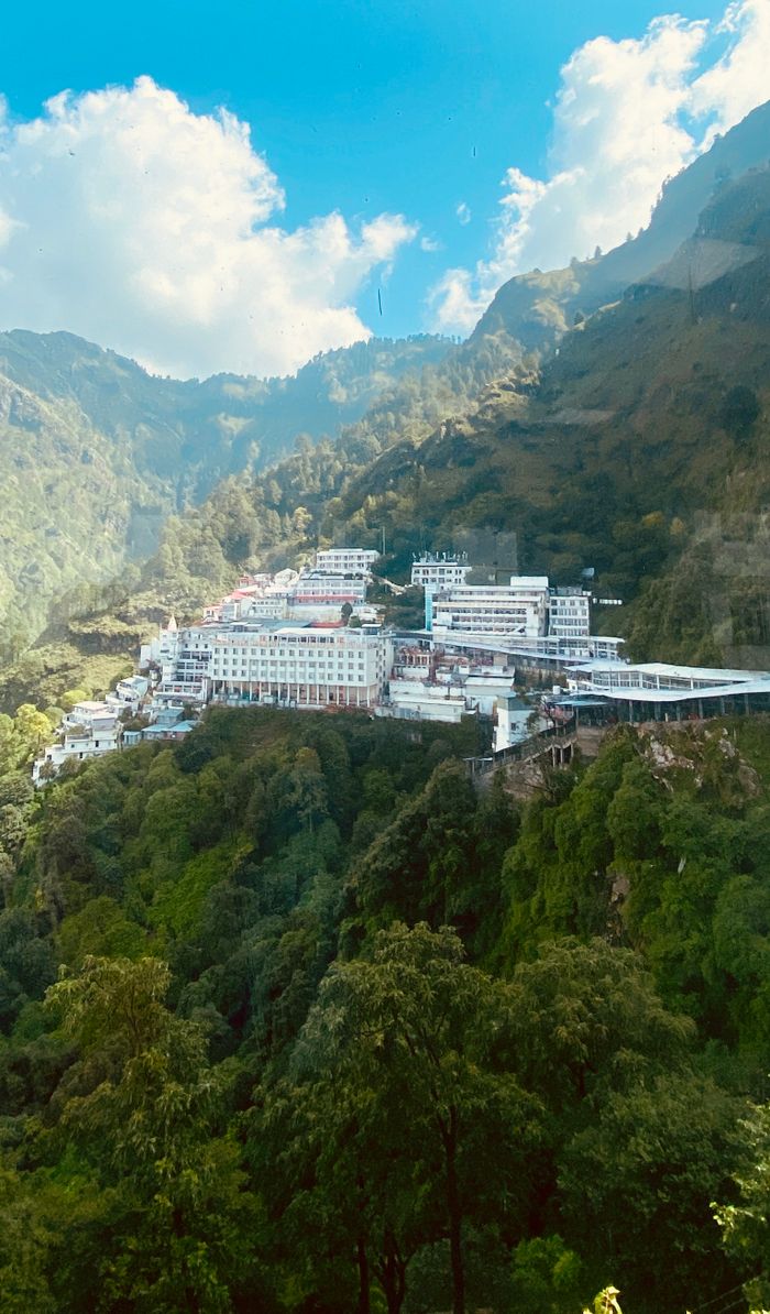 पहाड़ों के बीच वैष्णो देवी यात्रा